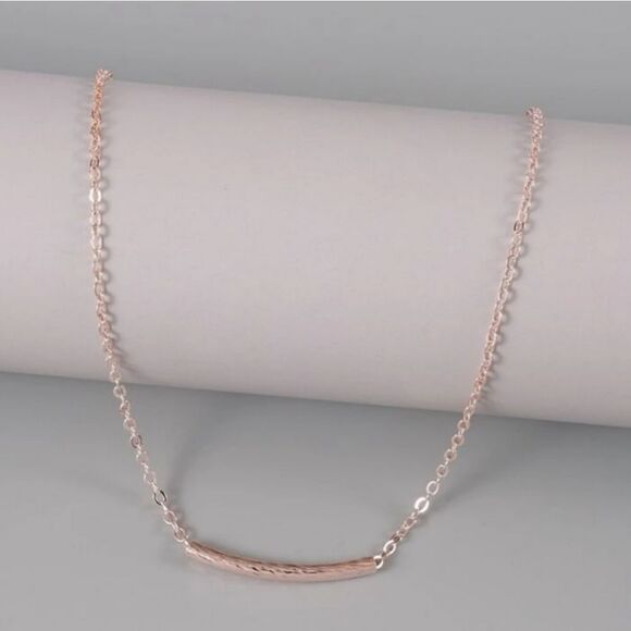 Rose gold curved bar necklace - Picture 3 of 3